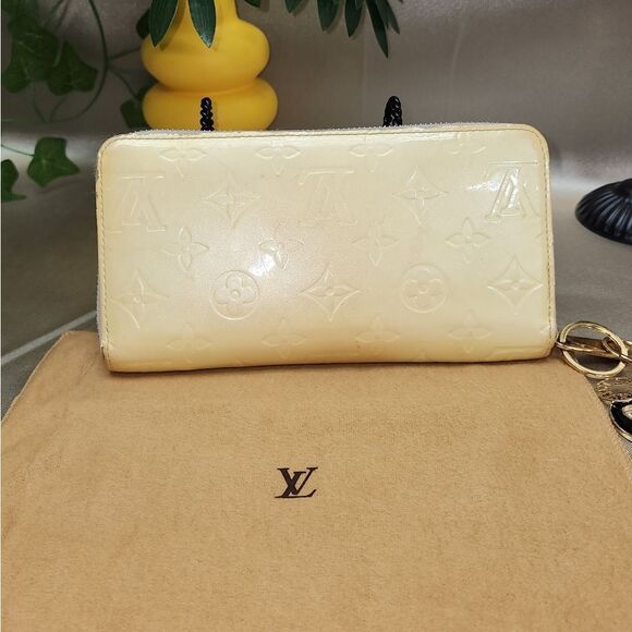 Authentic Louis Vuitton Yellow Vernis Zipper Around Wallet W/ Dust Bag - Picture 4 of 17